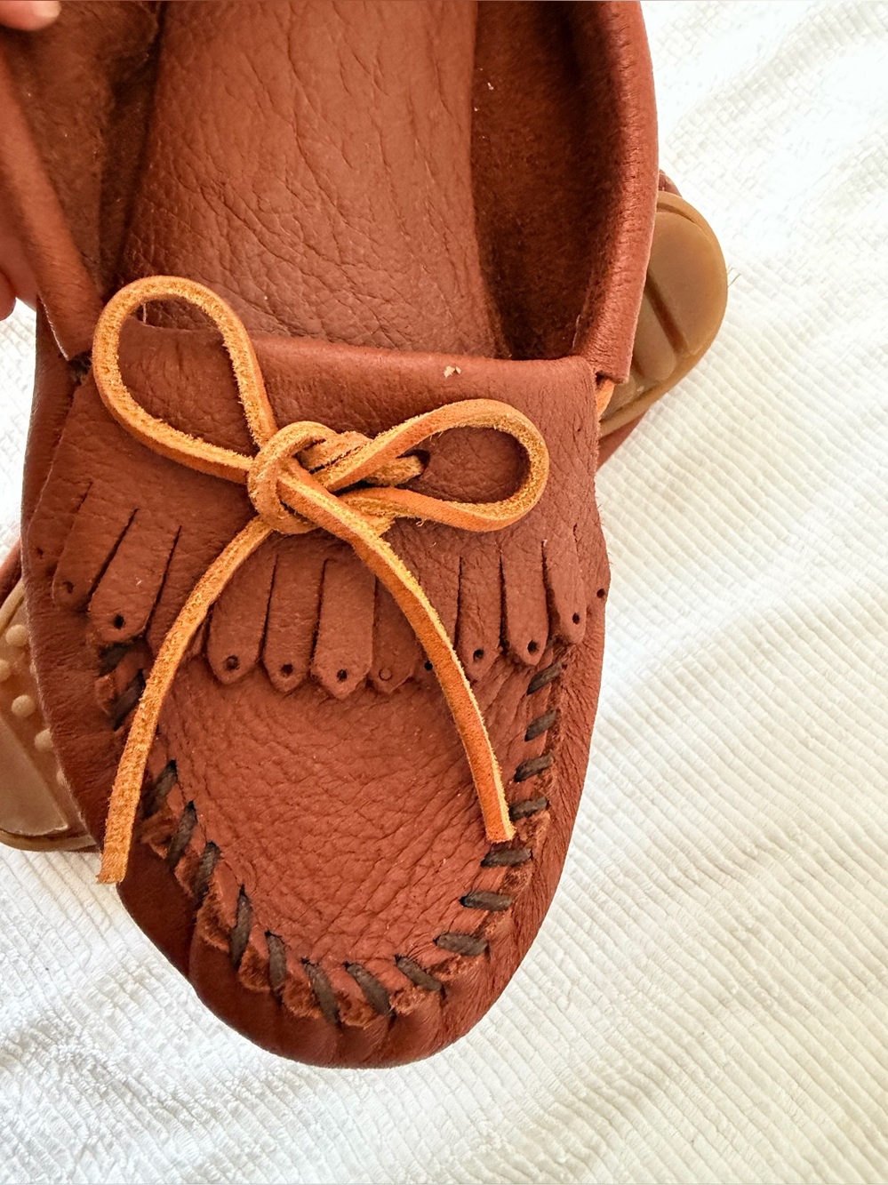 Minnetonka deerskin hard sole Brown Leather Kilty Moccasin with Bow - Picture 6 of 9